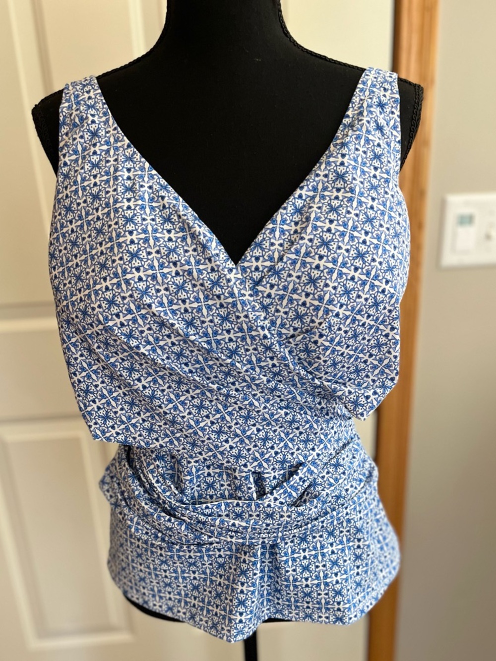 Lands’ End blue white floral slender suit Tummy control wrap tankini. Size 18D